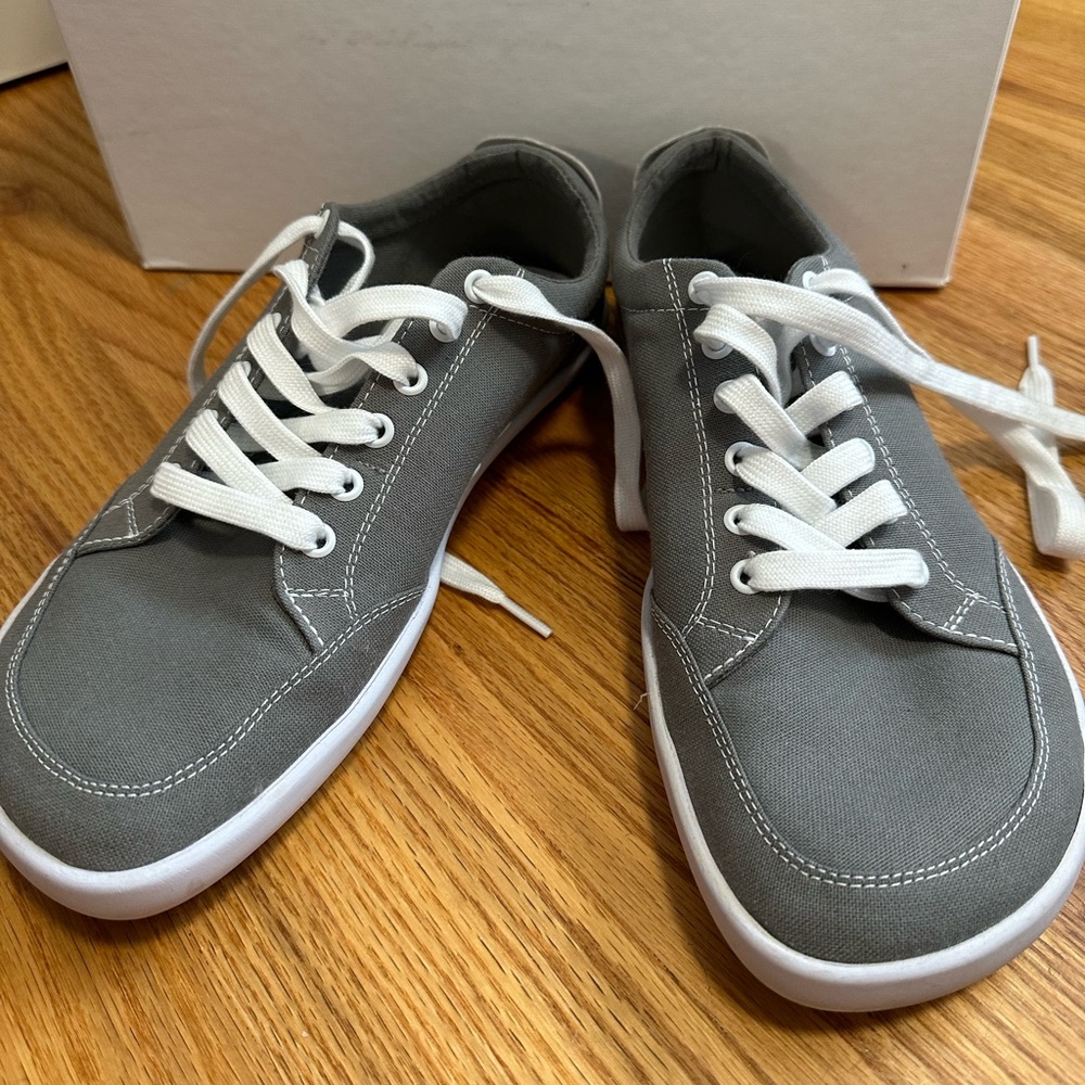 NWOT Splay tennis shoes for wide feet
